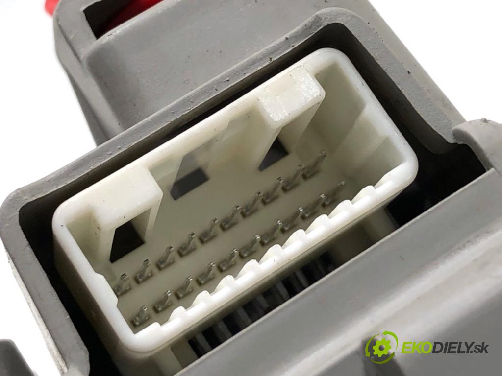 TOYOTA COROLLA E21 sedan 2019 72 kW 1.8 VVTi Hybrid (ZWE211, MZEA12) 1798 světlo stropní 81260-02A60-A0