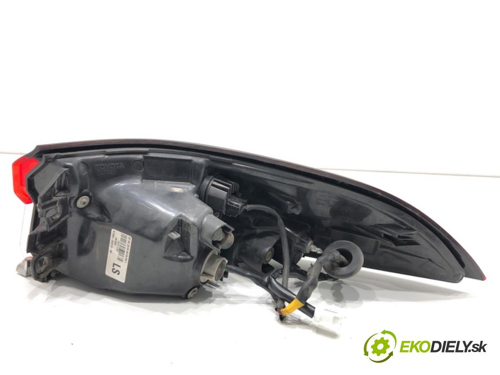 TOYOTA COROLLA E21 sedan 2019 72 kW 1.8 VVTi Hybrid (ZWE211, MZEA12) 1798 světlo levý zadní část 81560-02D10-00