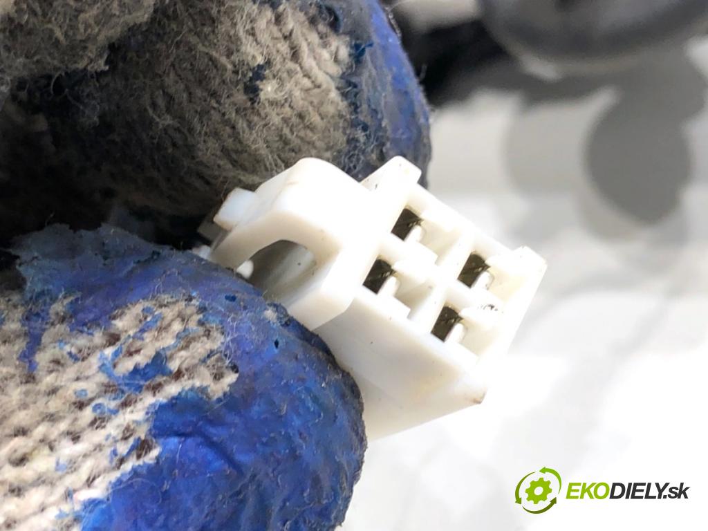 TOYOTA COROLLA E21 sedan 2019 72 kW 1.8 VVTi Hybrid (ZWE211, MZEA12) 1798 světlo levý zadní část 81560-02D10-00