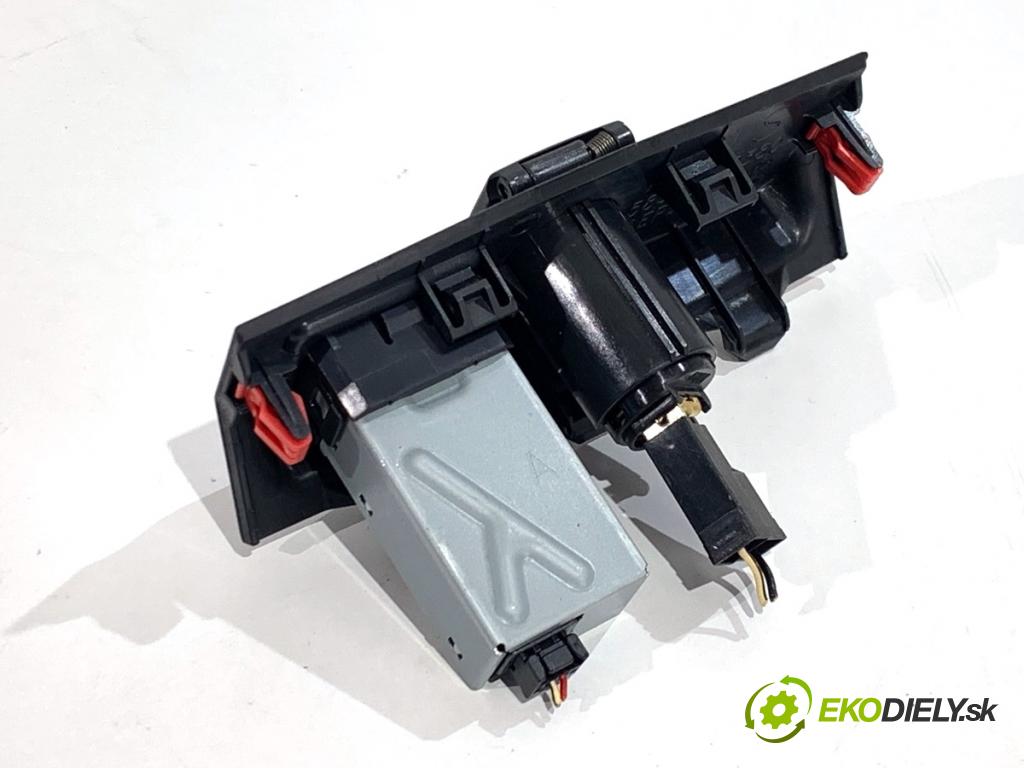 TOYOTA COROLLA E21 sedan 2019 72 kW 1.8 VVTi Hybrid (ZWE211, MZEA12) 1798 HNÍZDO: USB 85532-12020