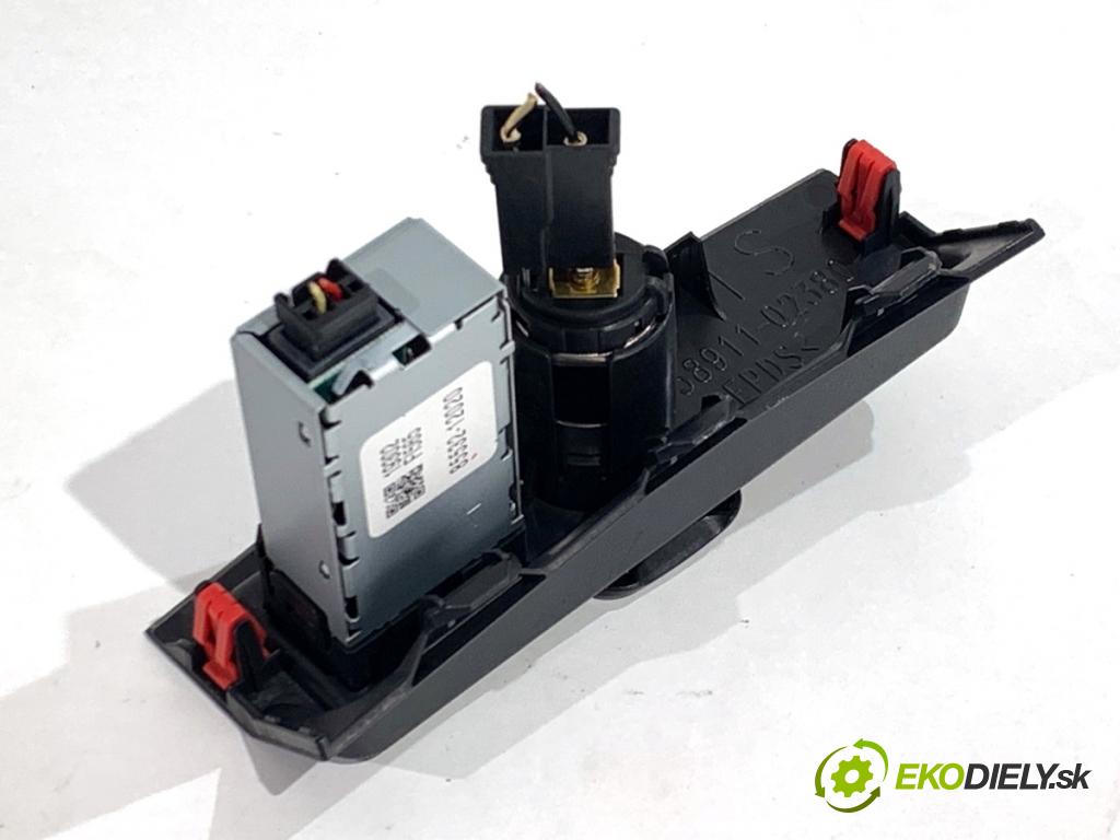 TOYOTA COROLLA E21 sedan 2019 72 kW 1.8 VVTi Hybrid (ZWE211, MZEA12) 1798 HNÍZDO: USB 85532-12020