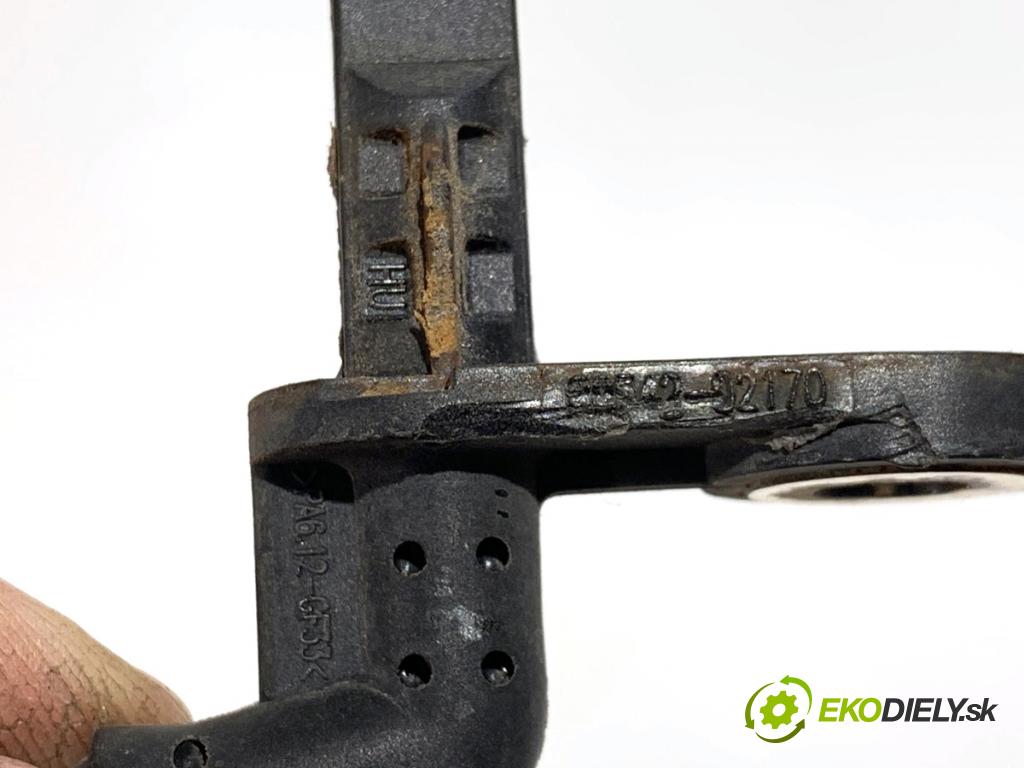 TOYOTA COROLLA E21 sedan 2019 72 kW 1.8 VVTi Hybrid (ZWE211, MZEA12) 1798 snímač ABS pravý přední část