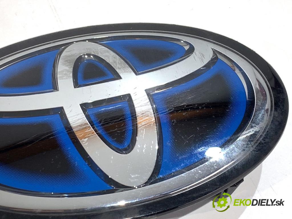 TOYOTA COROLLA E21 sedan 2019 72 kW 1.8 VVTi Hybrid (ZWE211, MZEA12) 1798 znak přední část 90975-02124