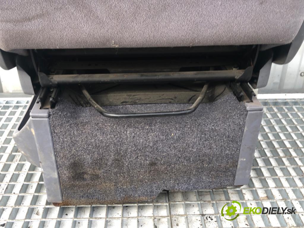 MERCEDES-BENZ W638 Autobus 1999 60 kW 108 CDI 2.2 (638.194) 2148 Sedadlo pravy predný