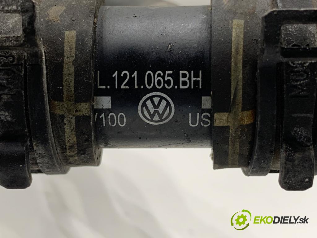 AUDI A3 8V liftback 2014 81 kW 1.6 TDI 1598 Rúra vody
