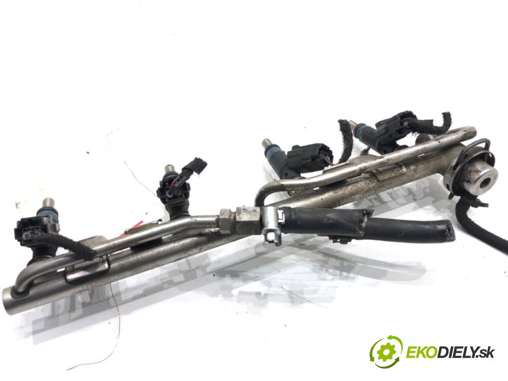 AUDI A4 B6 sedan 2001 96 kW 2.0 1984 Lišta vstrekovacia 06B133551K 058133681 (Vstrekovacia lišta)