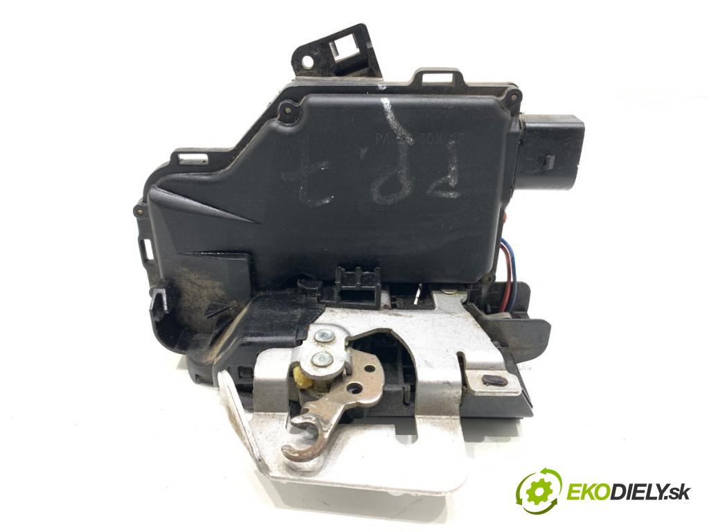 AUDI A4 B6 Kombi 2001 96 kW 1.9 TDI 1896 zámok Dvere pravy predný 