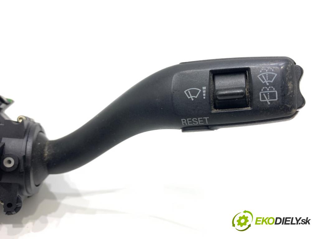 AUDI A4 B6 Kombi 2001 96 kW 1.9 TDI 1896 Prepínač kombinovaný 8E0953549M (Prepínacie páčky pod volantom)