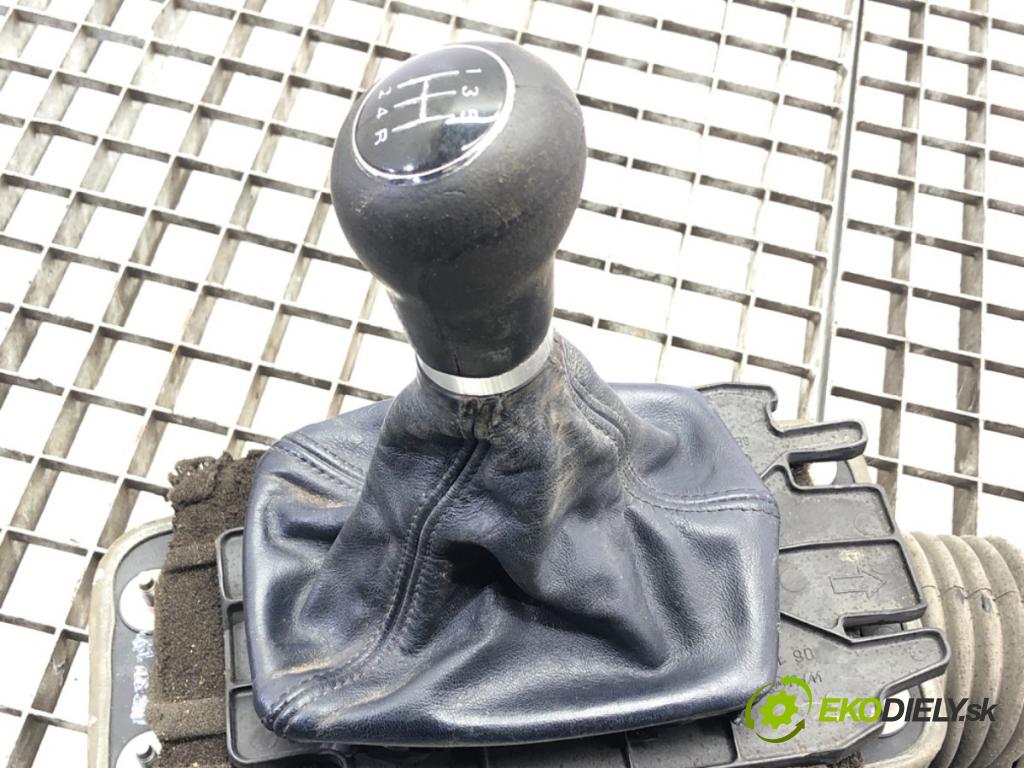 AUDI A4 B6 Kombi 2001 96 kW 1.9 TDI 1896 Kulisa 8E0711025 (Rýchlostná páka (kulisa))