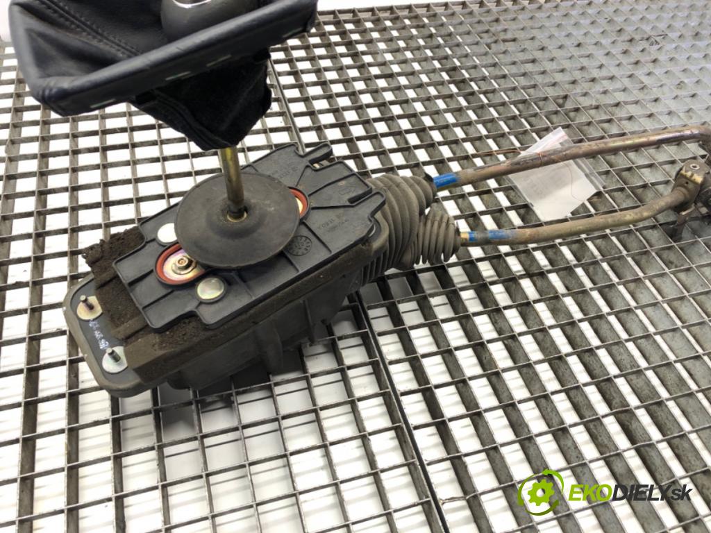 AUDI A4 B6 Kombi 2001 96 kW 1.9 TDI 1896 Kulisa 8E0711025 (Rýchlostná páka (kulisa))