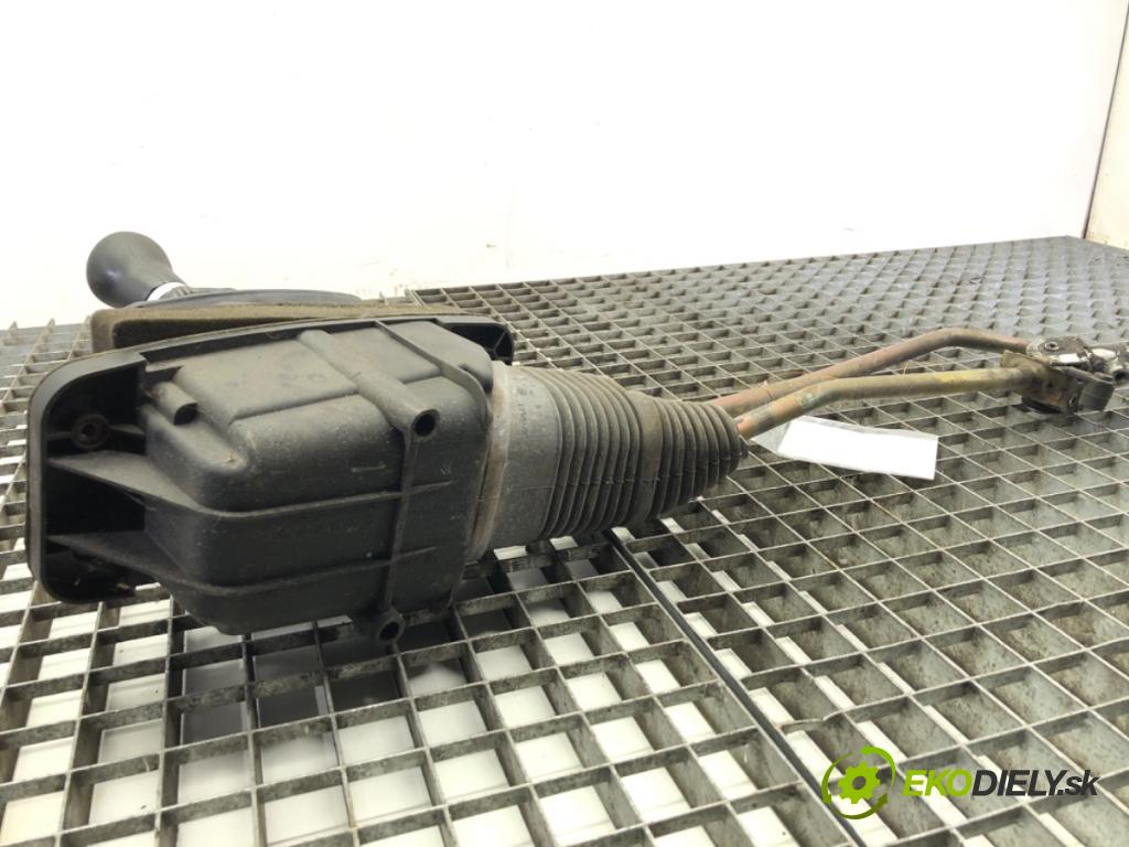 AUDI A4 B6 Kombi 2001 96 kW 1.9 TDI 1896 Kulisa 8E0711025 (Rýchlostná páka (kulisa))