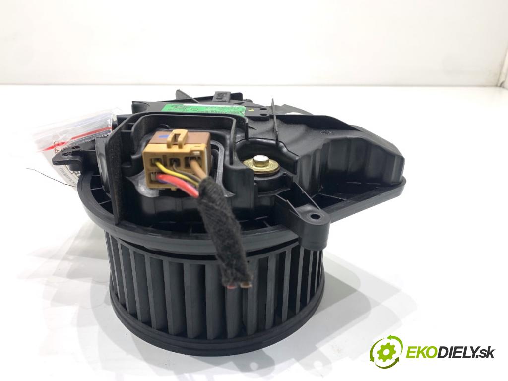 AUDI A4 B6 Kombi 2001 96 kW 1.9 TDI 1896 ventilátor kúrenia 8E1820021B