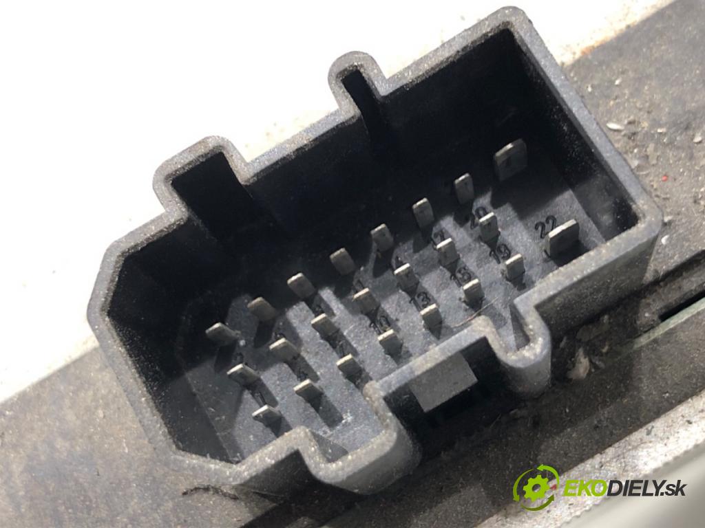 AUDI A4 B6 Kombi 2002 75 kW 1.6 1595 Zosilňovač 8E9035223 (Zosilňovač)