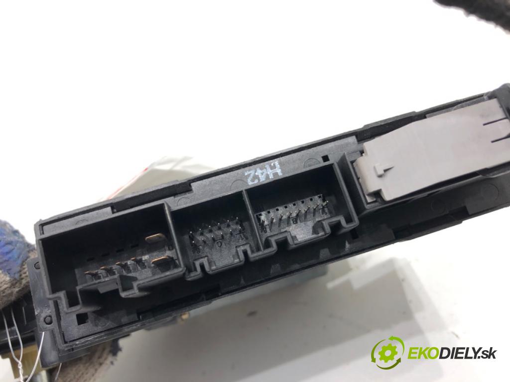 AUDI A4 B6 Kombi 2002 75 kW 1.6 1595 motor sťahovaní okna pravý přední část 8E1959802B