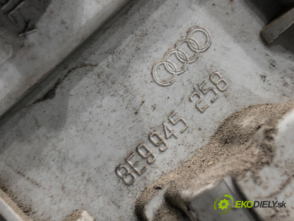 AUDI A4 B6 Kombi 2002 75 kW 1.6 1595 vložka svetla pravý zadní část 8E9945258