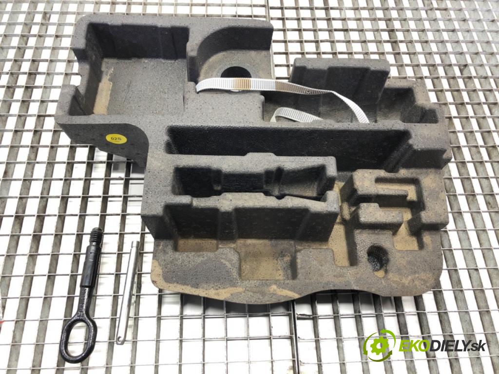 AUDI A6 C8 Kombi 2022 441 kW RS6 Mild Hybrid quattro 3996 souprava náradí 4K8012169J