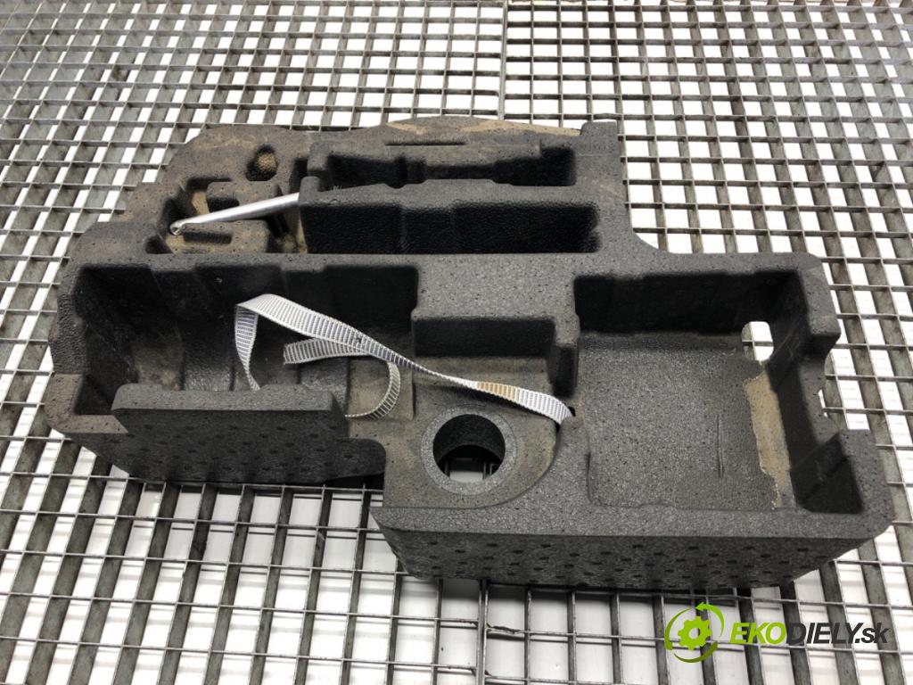 AUDI A6 C8 Kombi 2022 441 kW RS6 Mild Hybrid quattro 3996 souprava náradí 4K8012169J