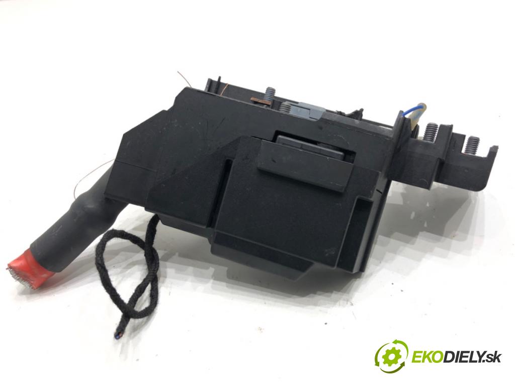 AUDI A6 C8 Kombi 2022 441 kW RS6 Mild Hybrid quattro 3996 rozdělovač PRĄDU 4K0915459D (Rozdělovač)