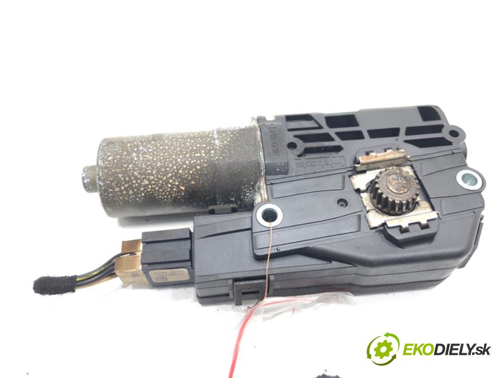 AUDI A6 C8 Kombi 2022 441 kW RS6 Mild Hybrid quattro 3996 Motorček strešného okna 4K9877042C (Motorček ovládania strešného okna)