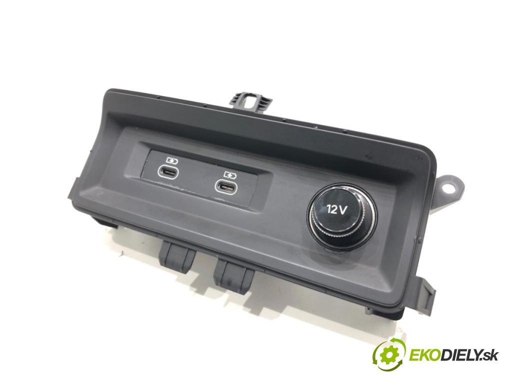 AUDI A6 C8 Kombi 2022 441 kW RS6 Mild Hybrid quattro 3996 HNÍZDO: USB 4K0863440