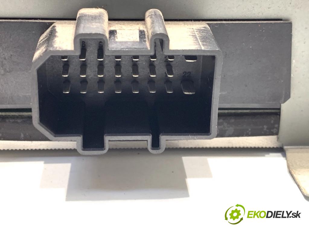 AUDI A4 B6 sedan 2000 96 kW 2.0 1984 Zosilňovač 8E5035223 (Zosilňovač)