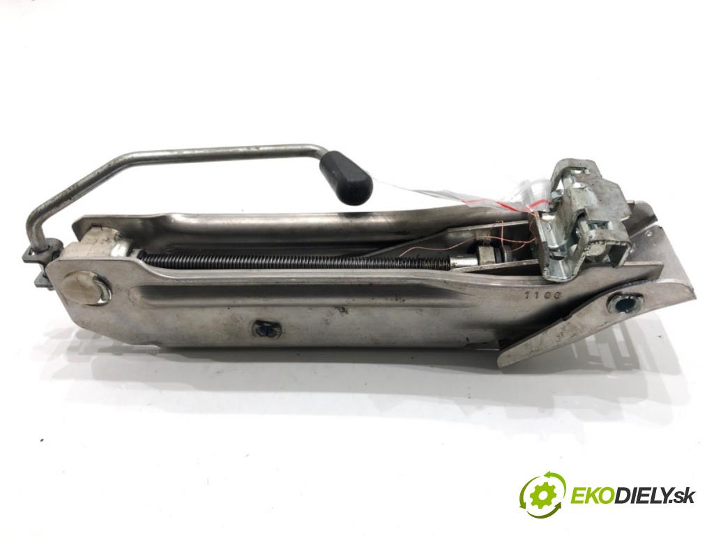 AUDI A4 B6 sedan 2000 96 kW 2.0 1984 ZVEDÁK: - mechanismus 8E0011031C