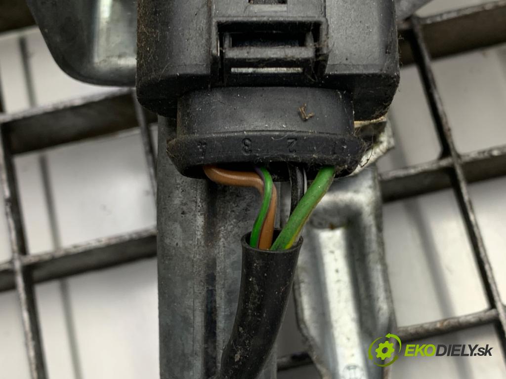 AUDI A4 B6 sedan 2000 96 kW 2.0 1984 mechanismus stěračů přední část 8E1955119 (Motorek stěračů přední)