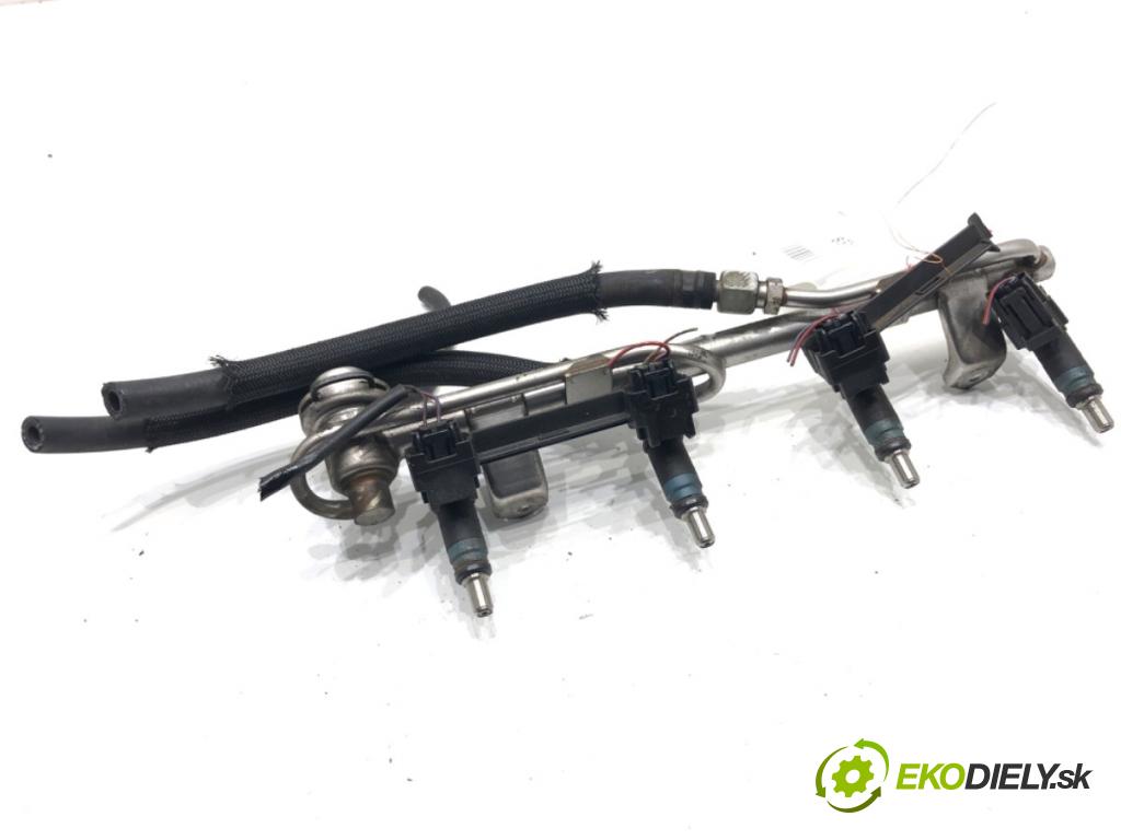 AUDI A4 B6 sedan 2000 96 kW 2.0 1984 Lišta vstrekovacia 06B133551K (Vstrekovacia lišta)