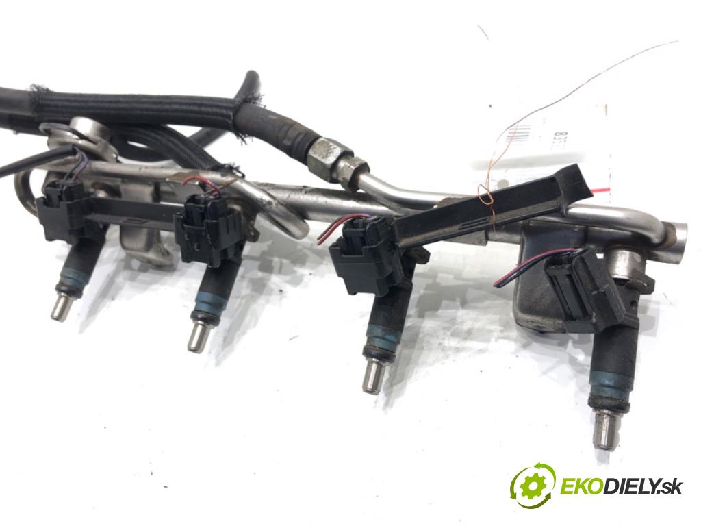 AUDI A4 B6 sedan 2000 96 kW 2.0 1984 Lišta vstrekovacia 06B133551K (Vstrekovacia lišta)