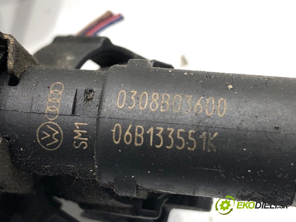 AUDI A4 B6 sedan 2000 96 kW 2.0 1984 Lišta vstrekovacia 06B133551K (Vstrekovacia lišta)