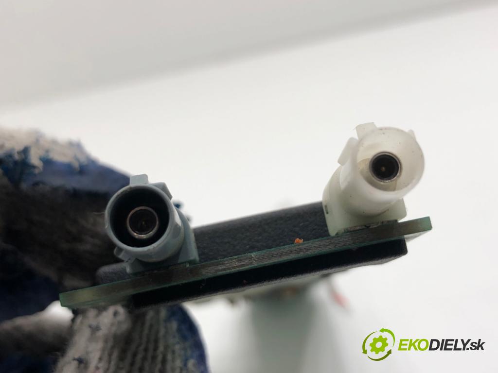 AUDI A4 B6 sedan 2000 96 kW 2.0 1984 ANTENA zesilovač Antenní: 8E5035225A