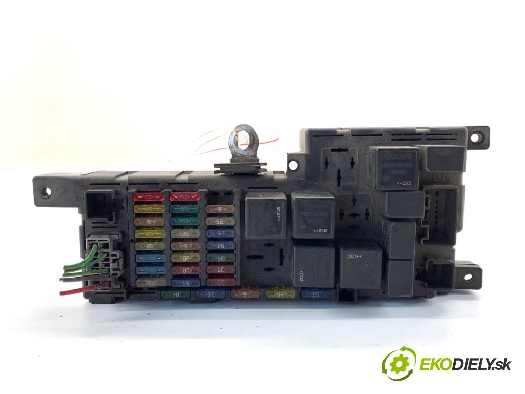 VOLVO S60 I sedan 2002 120 kW 2.4 D 2400 Skrinka poistková 8637841 (Poistková skrinka)