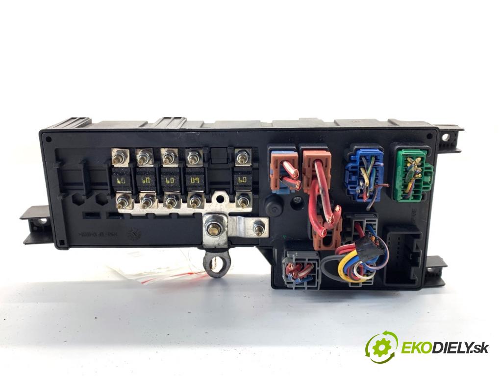 VOLVO S60 I sedan 2002 120 kW 2.4 D 2400 Skrinka poistková 8637841 (Poistková skrinka)