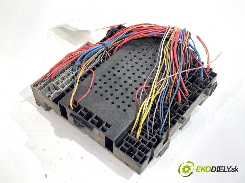 VOLVO S60 I sedan 2002 120 kW 2.4 D 2400 Skrinka poistková 8622520 (Poistková skrinka)