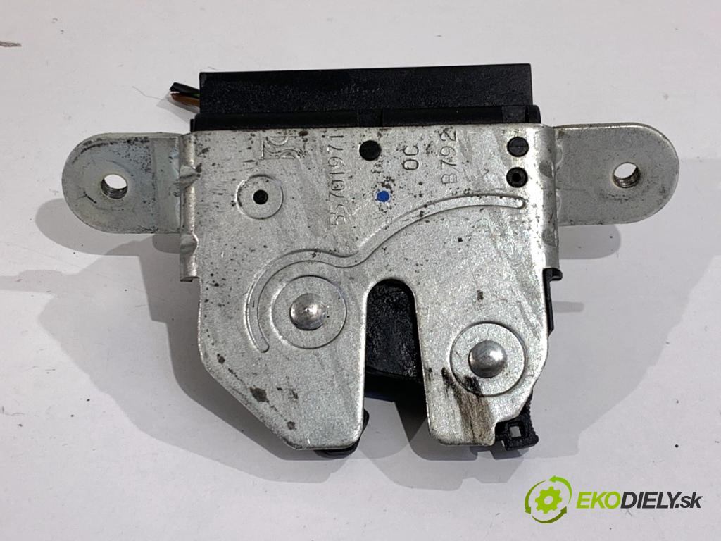 OPEL CORSA D liftback 2010 51 kW 1.2 (L08, L68) 1229 zámok dveří zadní část 55701971