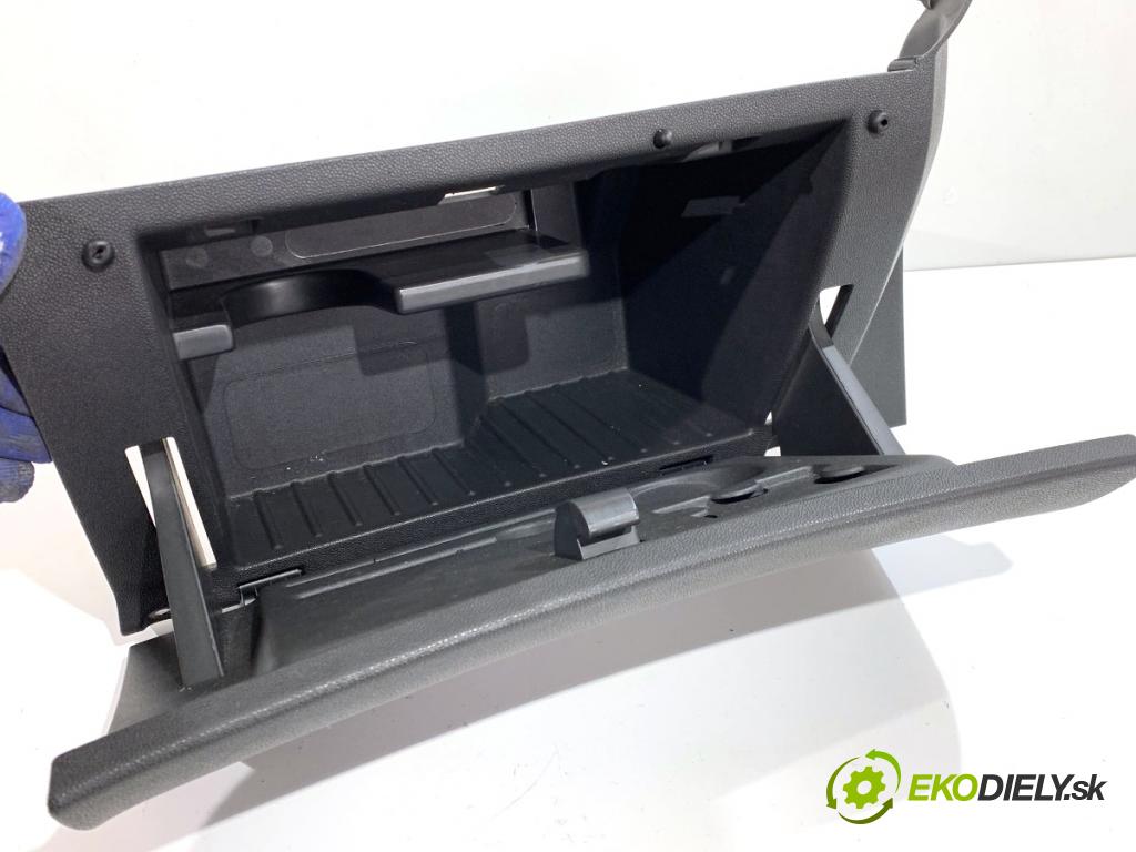 OPEL CORSA D liftback 2010 51 kW 1.2 (L08, L68) 1229 přihrádka kastlík spolujezdce  (Přihrádka (kastlík))