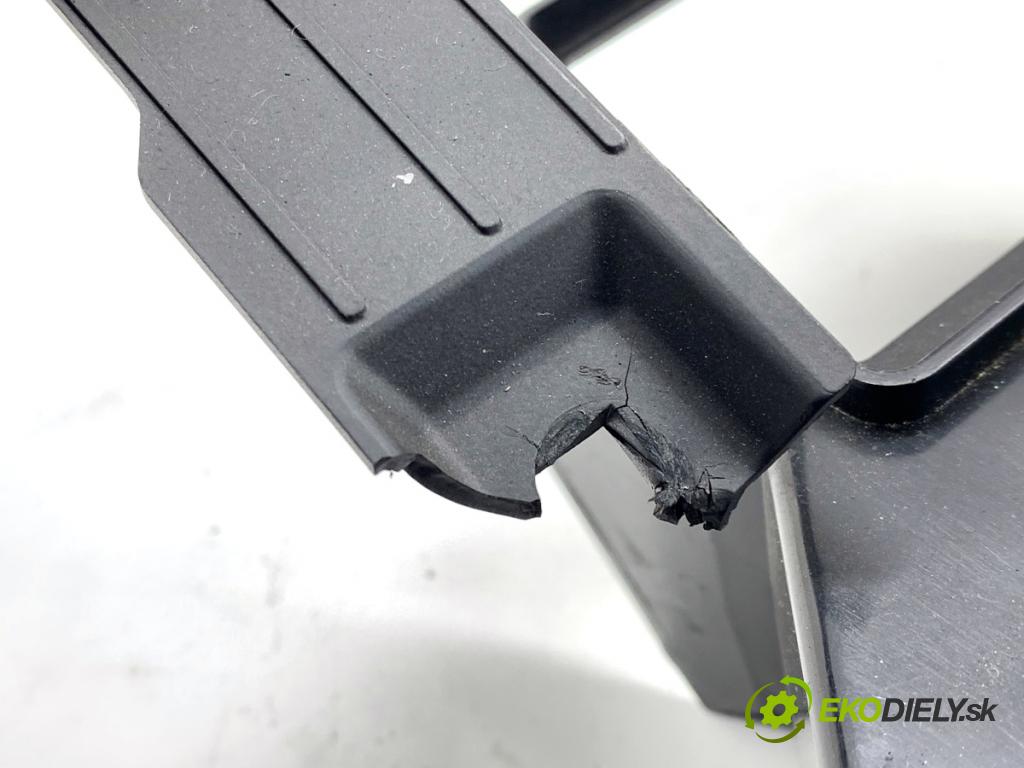 VW GOLF V liftback 2003 77 kW 1.9 TDI 1896 Mriežky kúrenia predný 1K0819728H