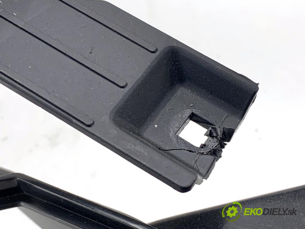 VW GOLF V liftback 2003 77 kW 1.9 TDI 1896 Mriežky kúrenia predný 1K0819728H