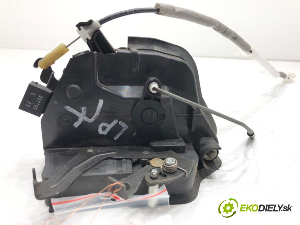 BMW E46 liftback 2002 85 kW 316 ti 1596 zámok Dvere ľavy predný 8253431