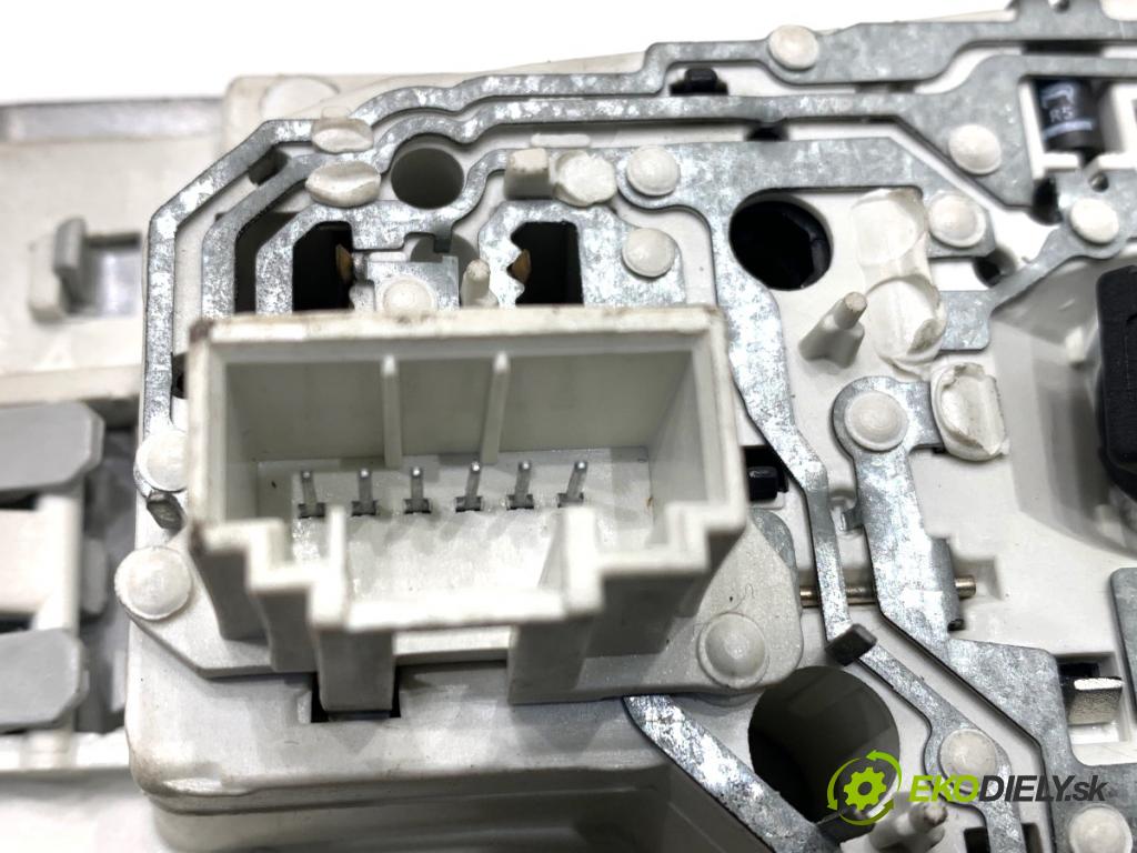 VW GOLF V liftback 2003 77 kW 1.9 TDI 1896 světlo stropní 1K0947105