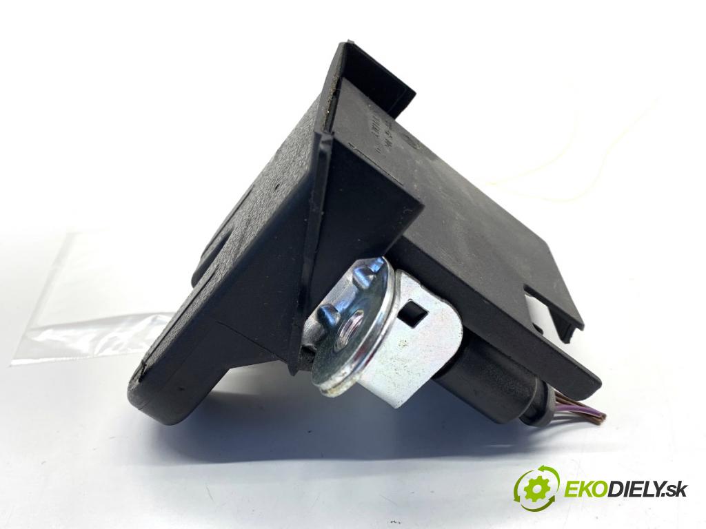 VW GOLF VII liftback 2016 85 kW e-Golf  zámok dverí zad 5G6827505