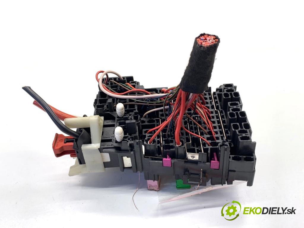 VW GOLF VII liftback 2016 85 kW e-Golf  Skrinka poistková 5Q0937615C (Poistková skrinka)