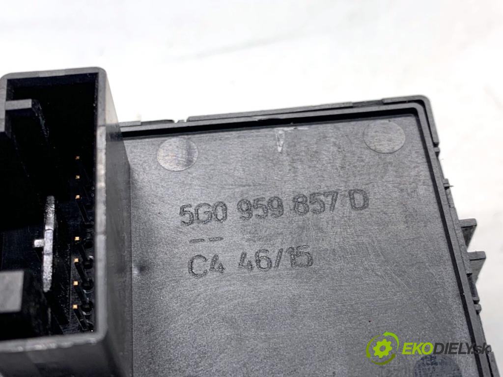 VW GOLF VII liftback 2016 85 kW e-Golf  přepínač oken 5G0959857D (Páčky pod volantem)