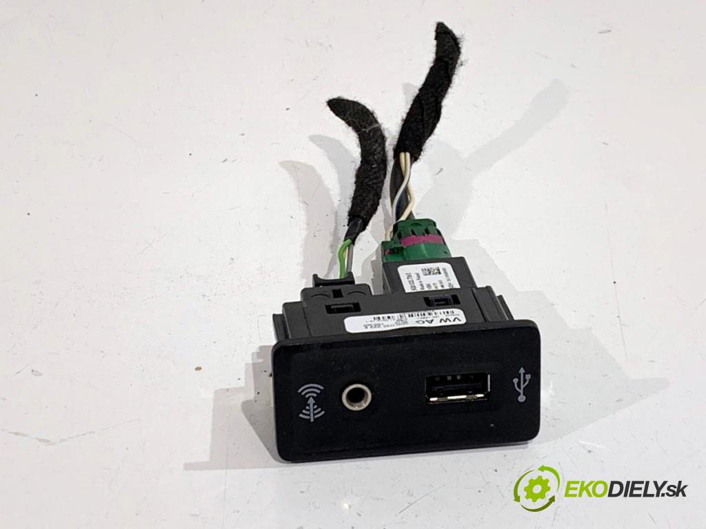 VW GOLF VII liftback 2016 85 kW e-Golf  HNÍZDO: USB 5G0035222E