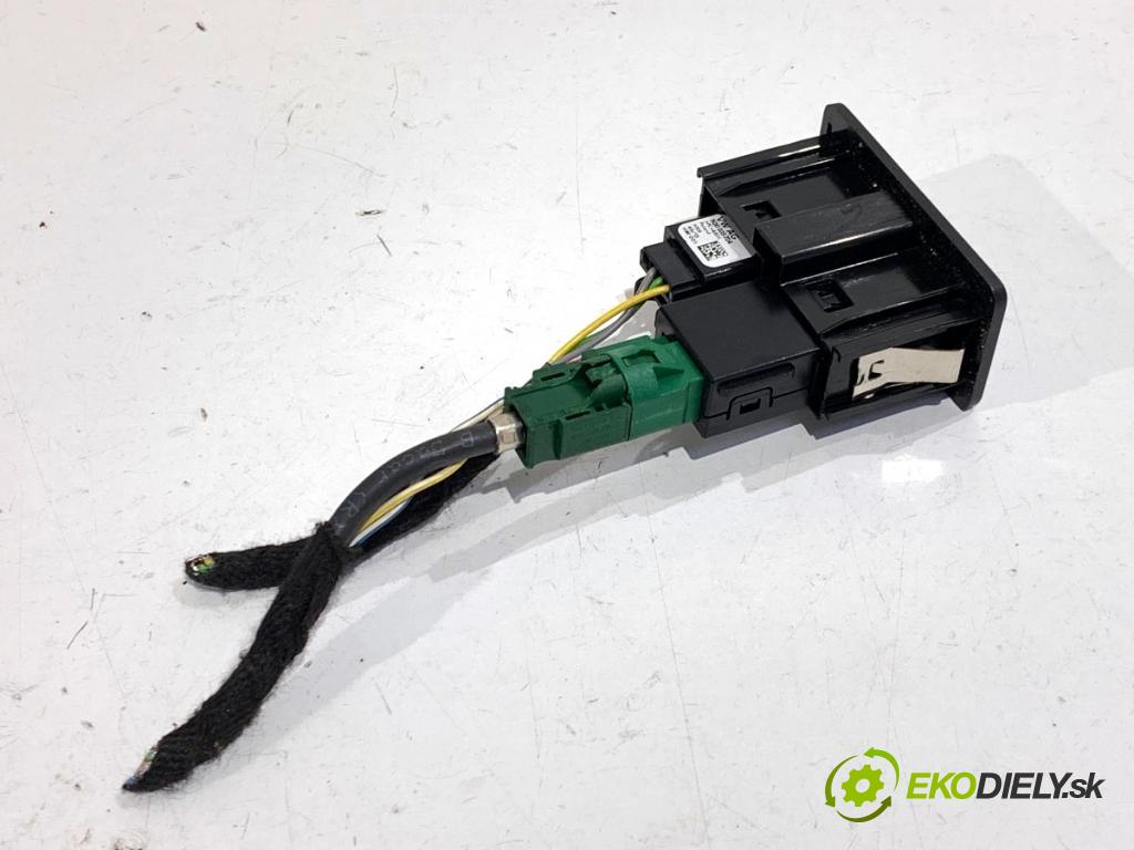 VW GOLF VII liftback 2016 85 kW e-Golf  HNÍZDO: USB 5G0035222E