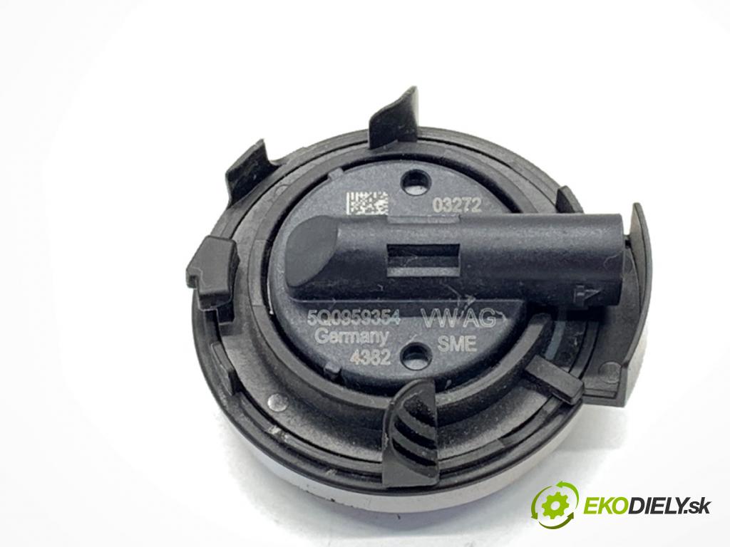 VW GOLF VII liftback 2016 85 kW e-Golf  Snímač nárazu 5Q0959354 (Snímač nárazu)