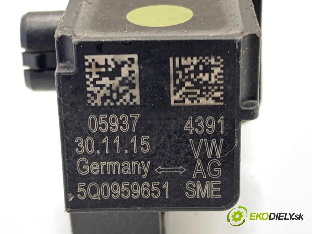 VW GOLF VII liftback 2016 85 kW e-Golf  Snímač nárazu 5Q0959651 (Snímač nárazu)