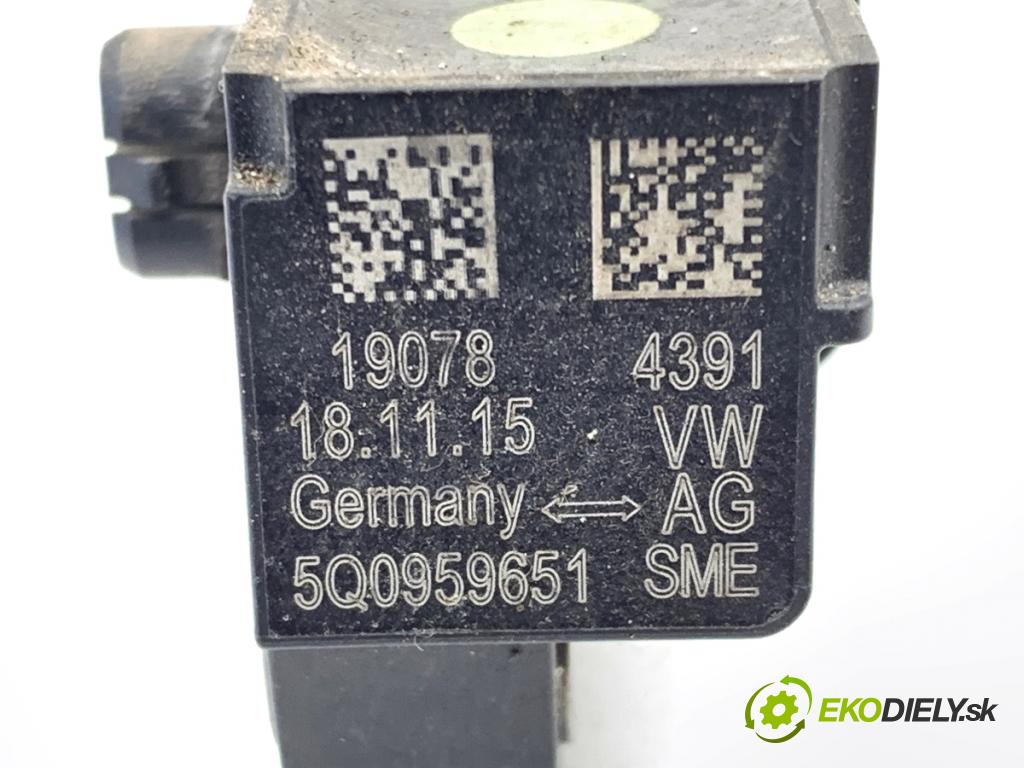 VW GOLF VII liftback 2016 85 kW e-Golf snímač nárazu 5Q0959651 (Snímač nárazu)
