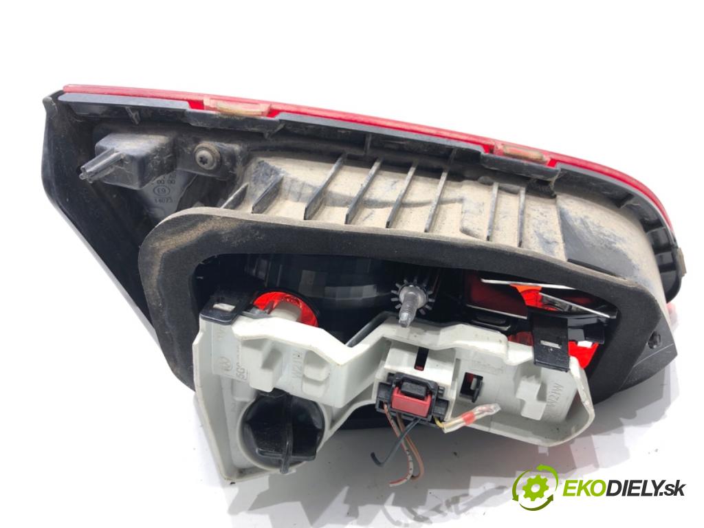 VW GOLF VII liftback 2016 85 kW e-Golf  světlo zadní část pravá vnitřní 5G0945094AE (Klika dveří ostatní)