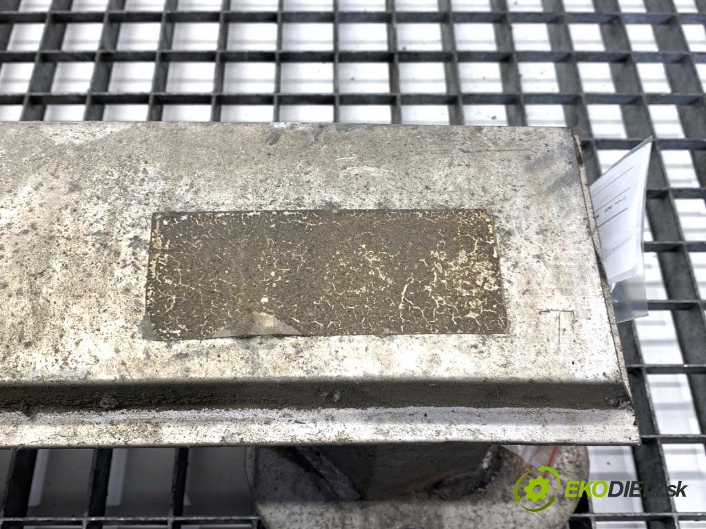 PEUGEOT 308 I liftback 2007 88 kW 1.6 16V 1598 výztuha nárazníka zadní část  (Zadní výztuha)